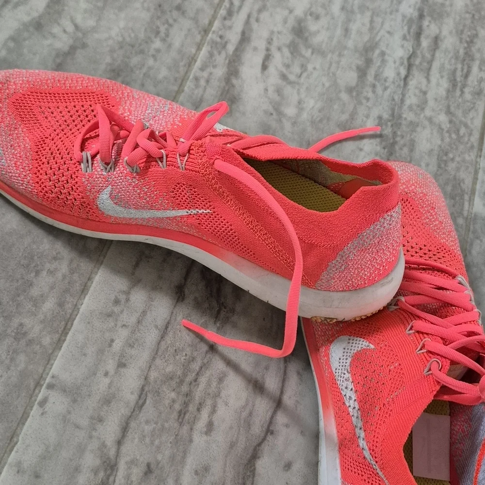 Nike Pink and White Athletic Shoes Modern Sporty Design